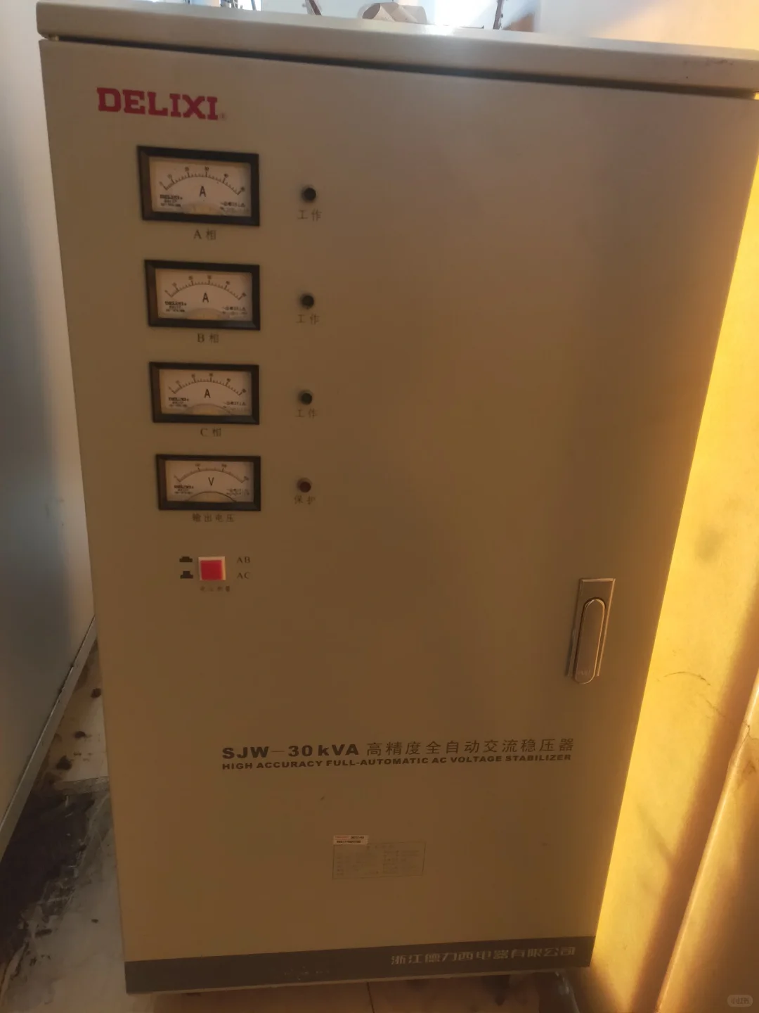 德力西稳压器30KVA出售九成新