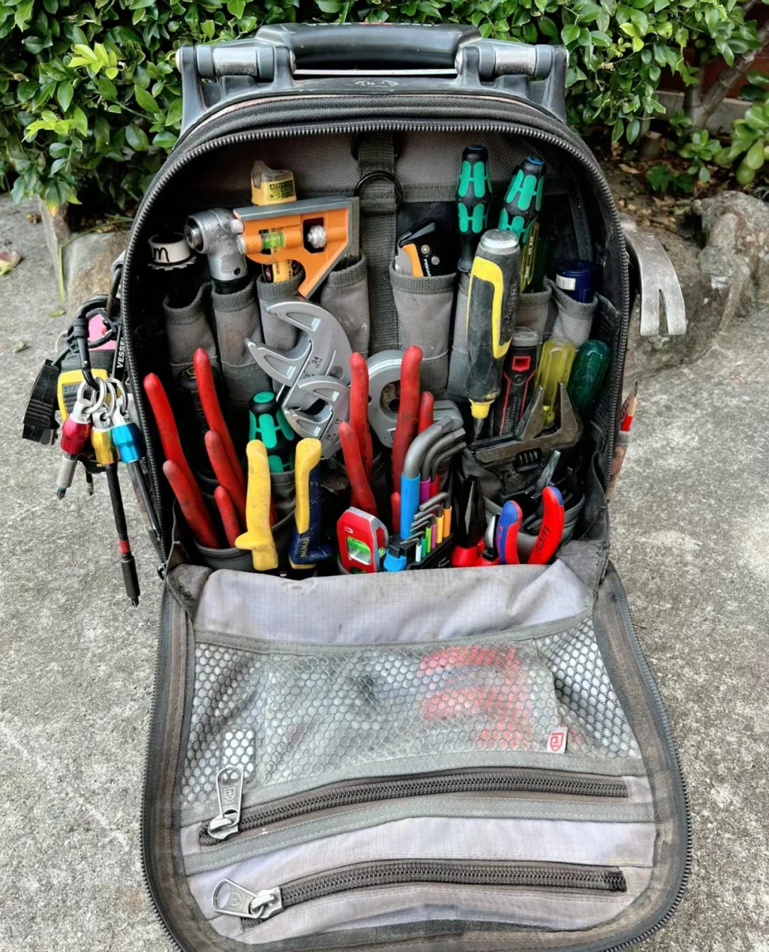 《家电维修小哥的 “神奇百宝箱”》