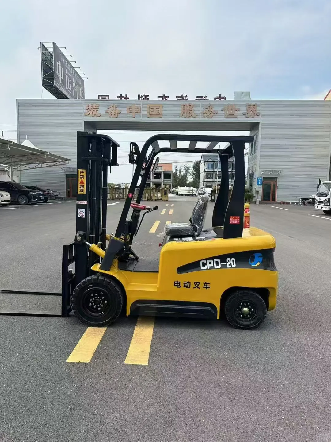 太酷了这台电动叉车！