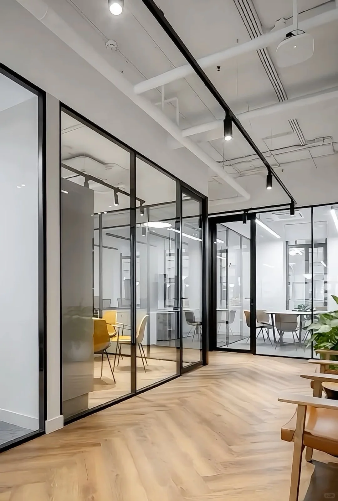 论现代风办公室玻璃隔断是如何做成的！