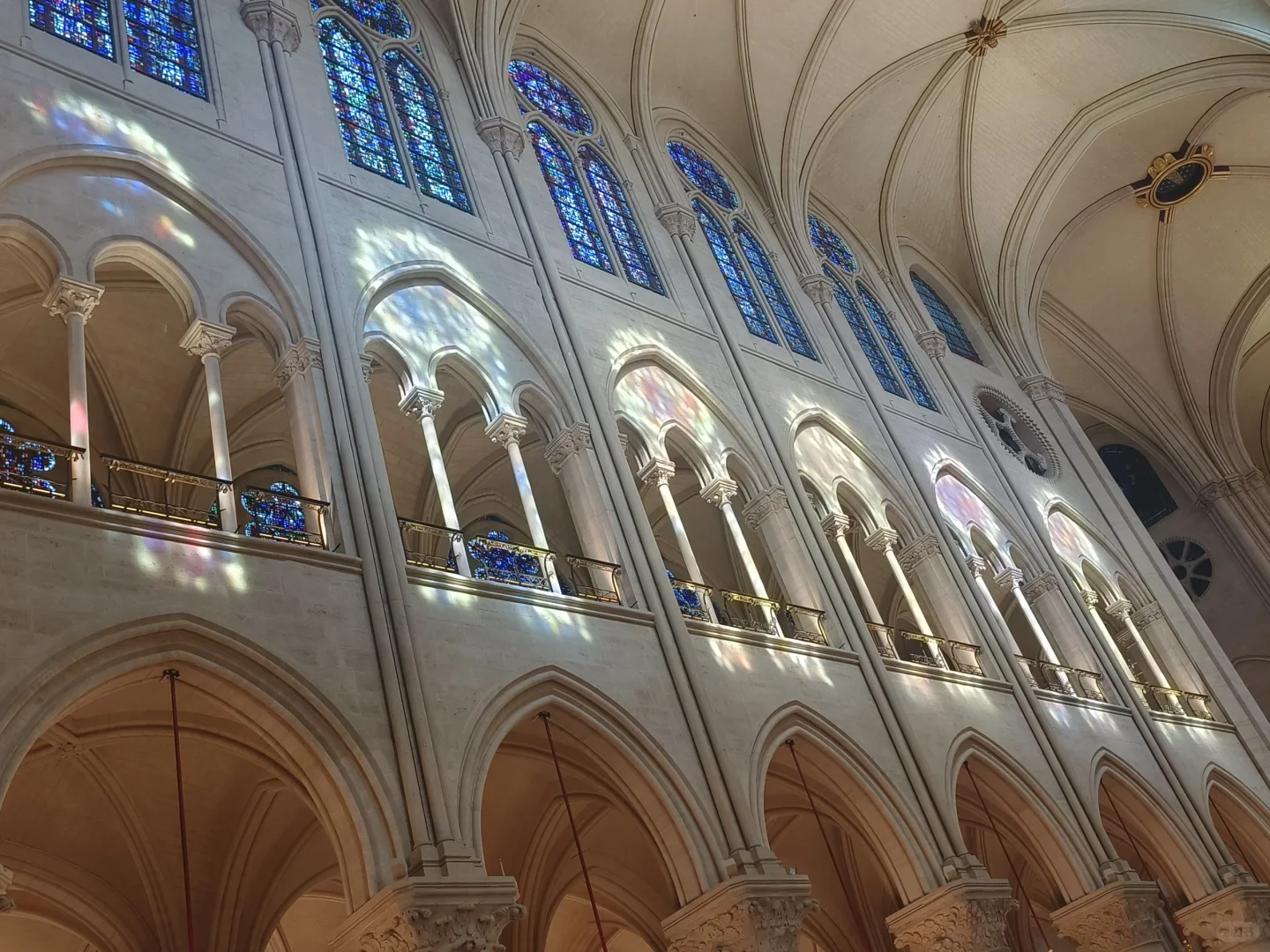 法国巴黎圣母院-玻璃花窗与光下的故事