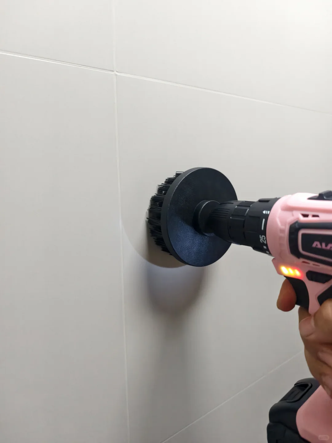 女生单手hold住的电钻！