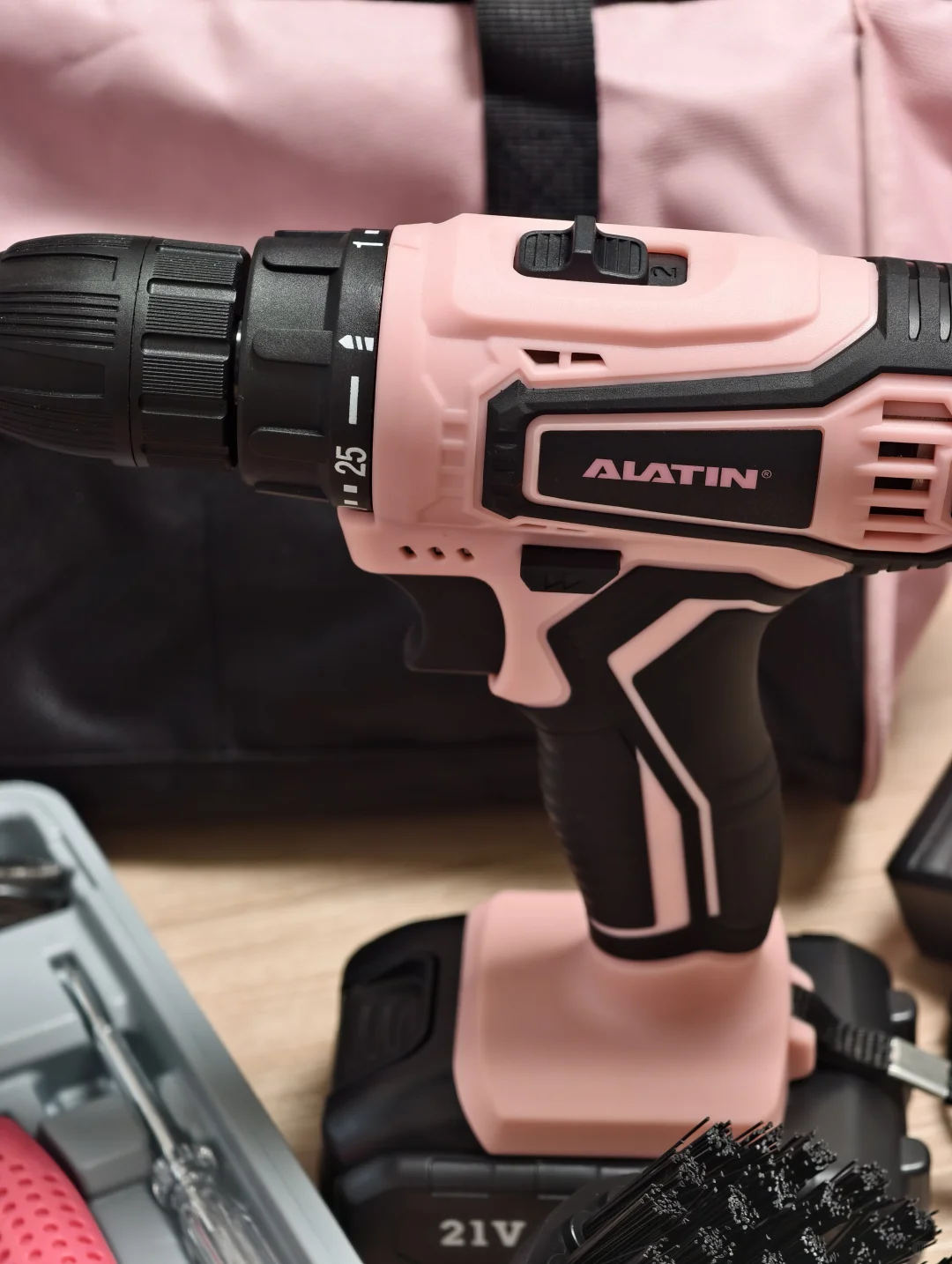 女生单手hold住的电钻！