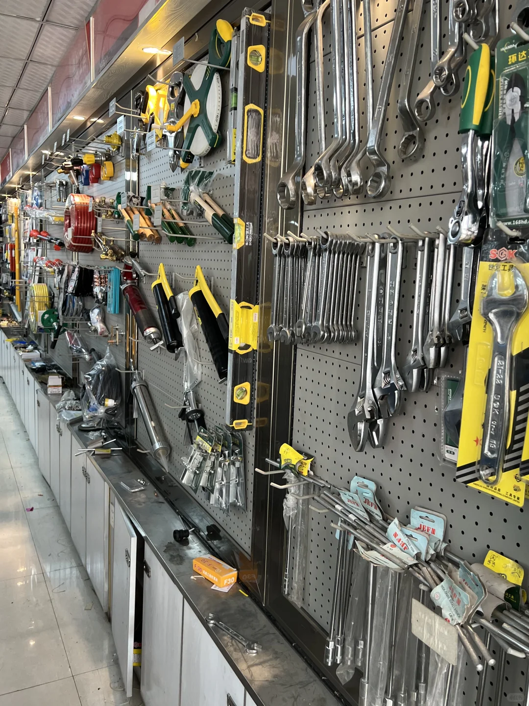这应该算得上应有尽有的五金店?