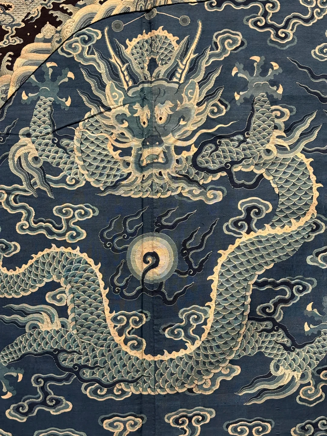 乾隆靛染工艺巅峰：只用三种蓝色的龙袍