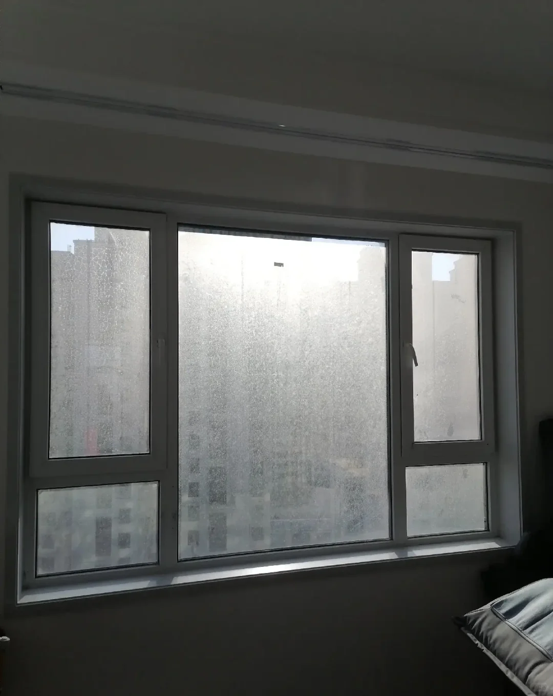 这玻璃都擦成透明的了。