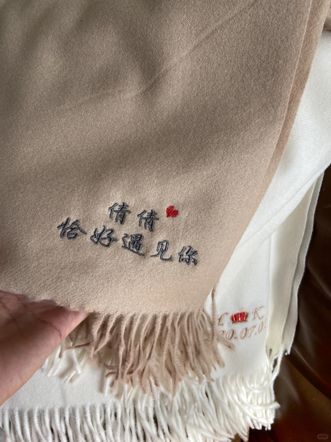 你敢信吗？男友用刺绣围巾给我写了一封情书