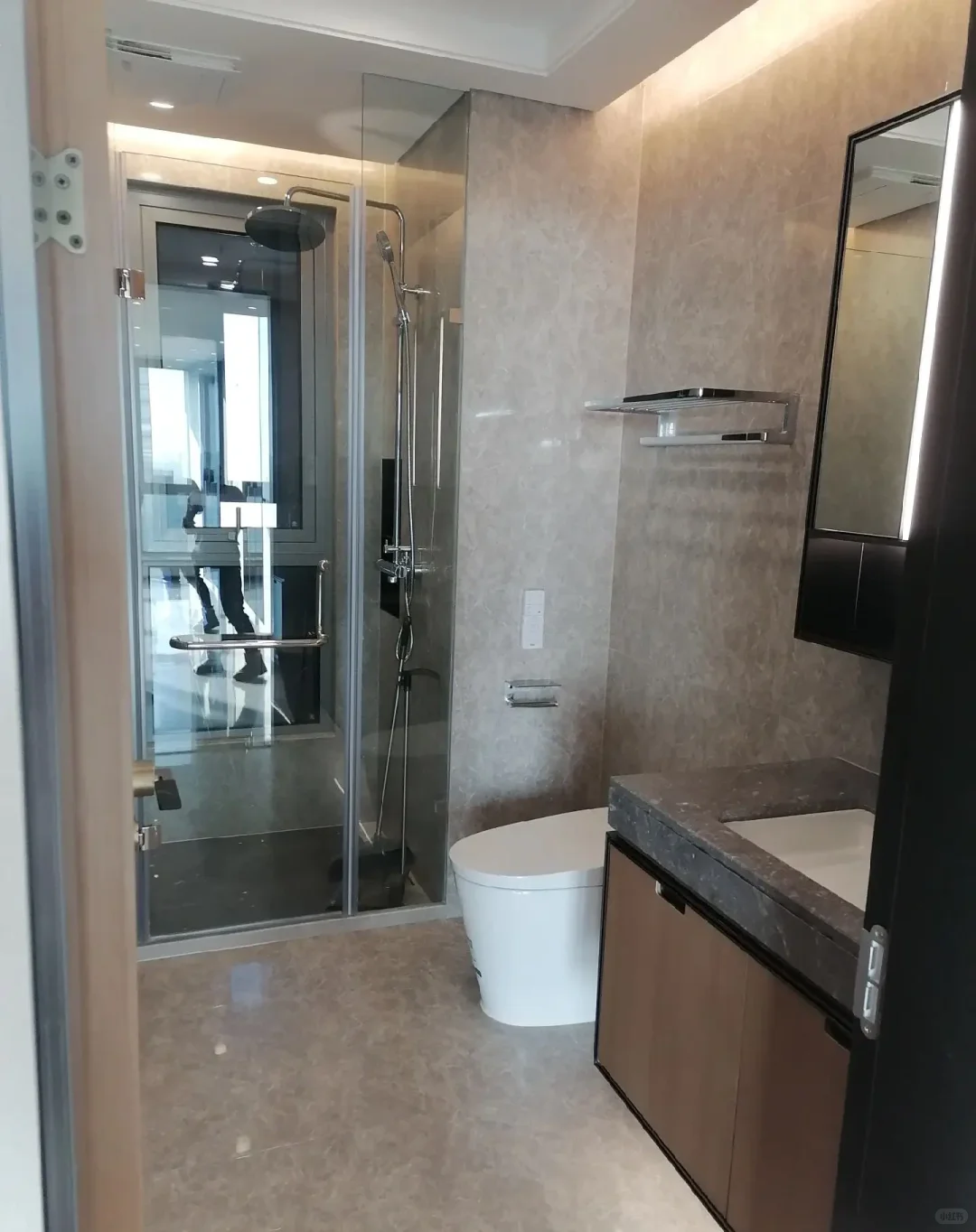 这玻璃都擦成透明的了。