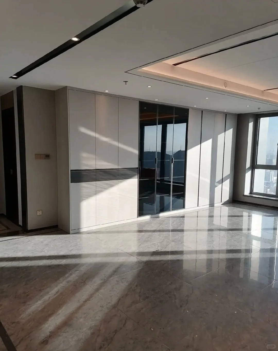 这玻璃都擦成透明的了。