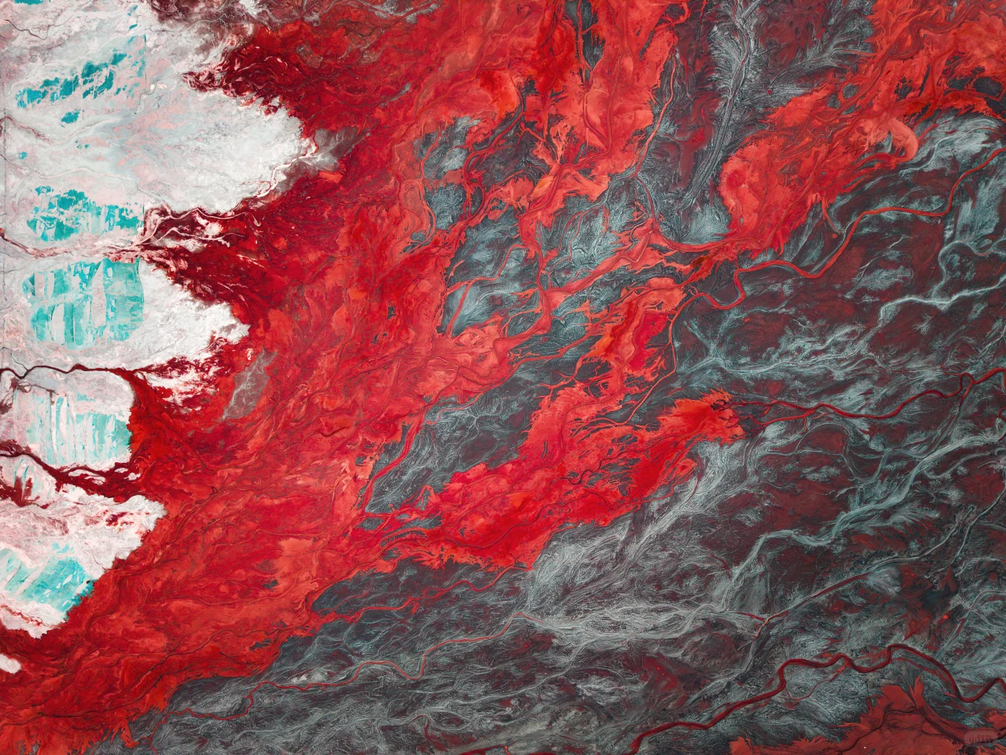 距离北京500km 大地的裂变 鞍山尾矿坑航拍