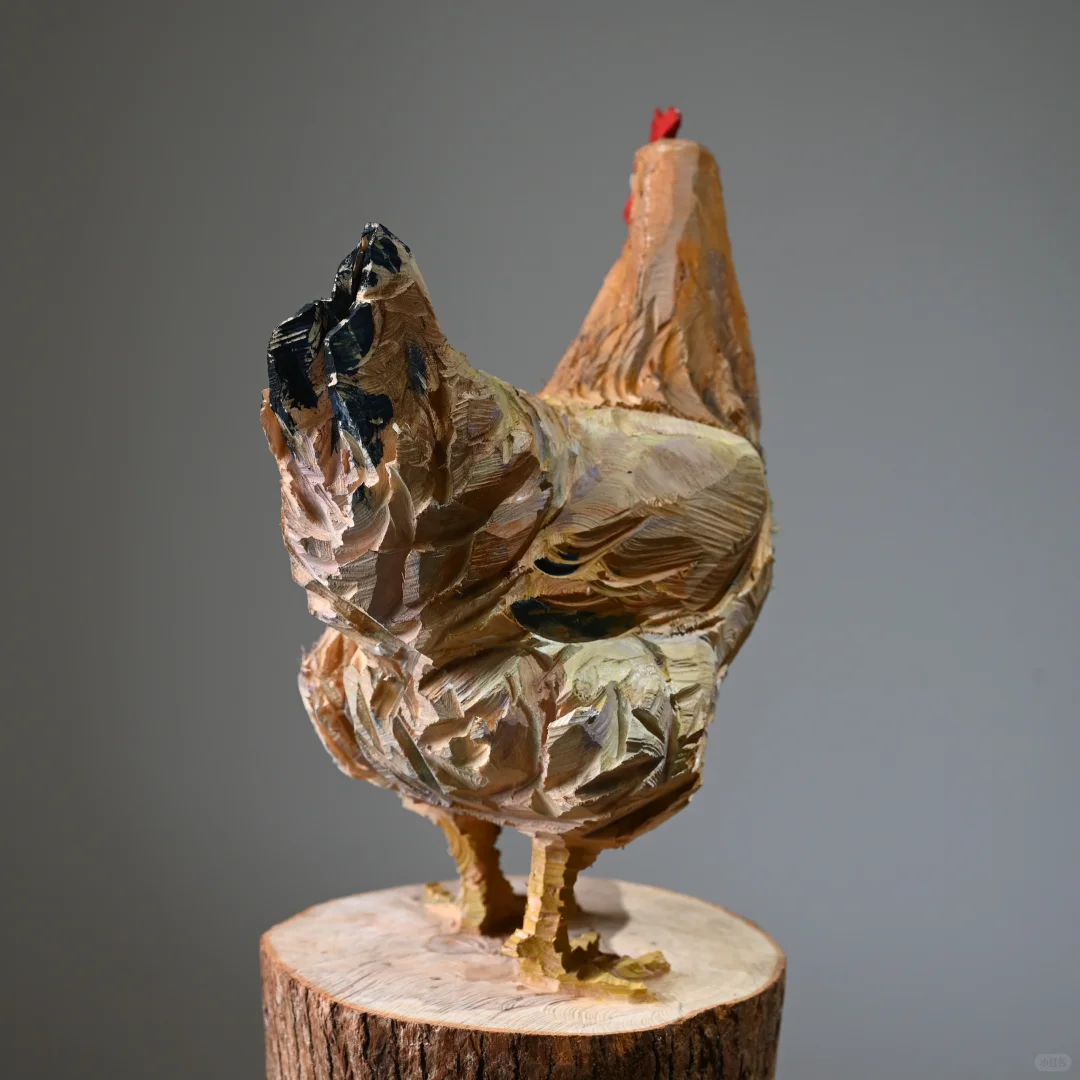 村里大娘说：谁家的鸡跳到小邓的木头上了