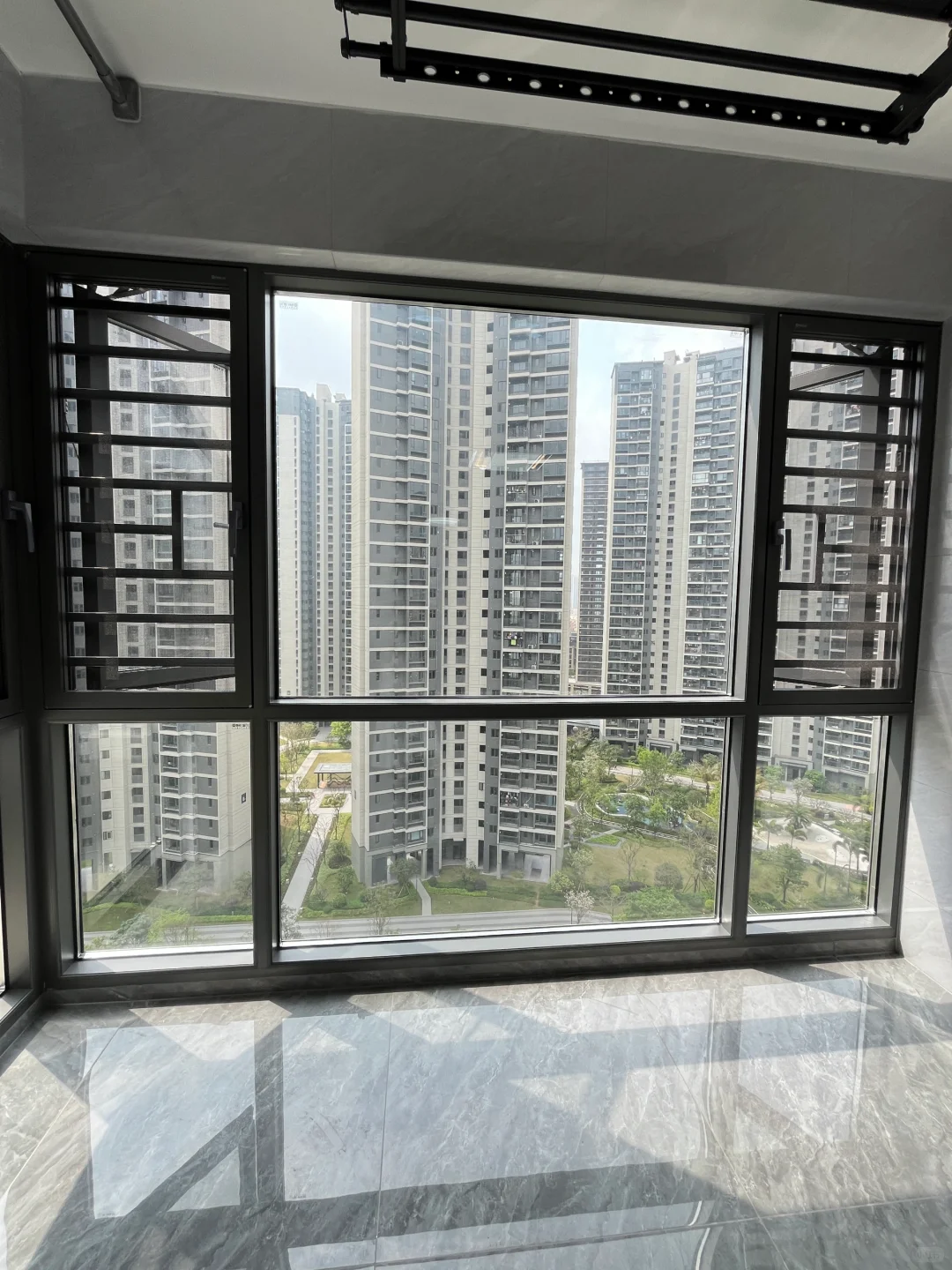 佛山三水区融创半岛阳台封窗效果
