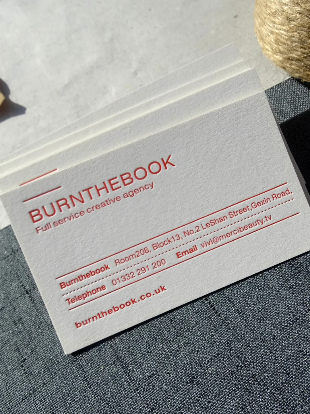 名片烫红金配压凹工艺，看上去就是热情飒爽