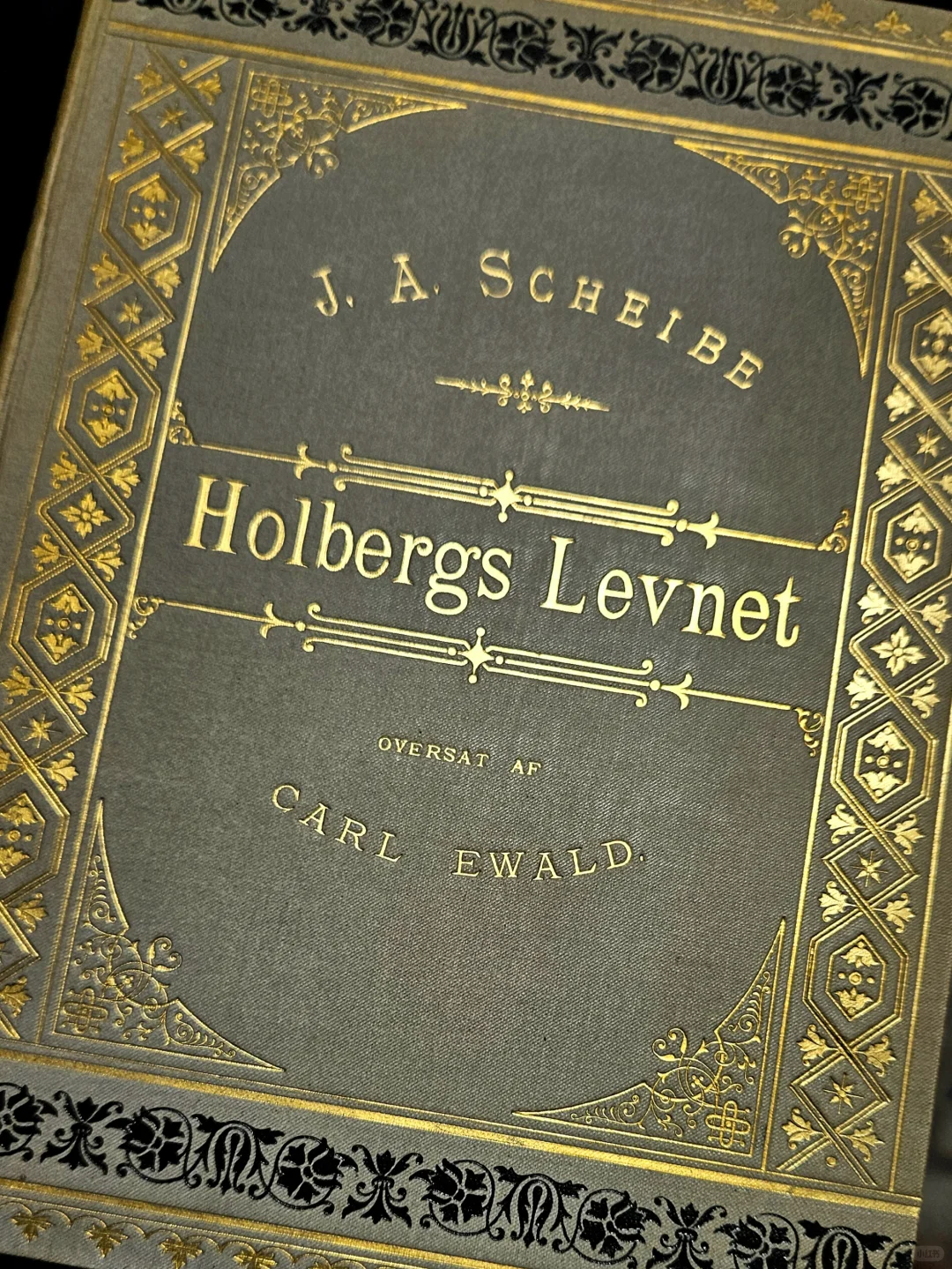 精美的烫金装帧设计