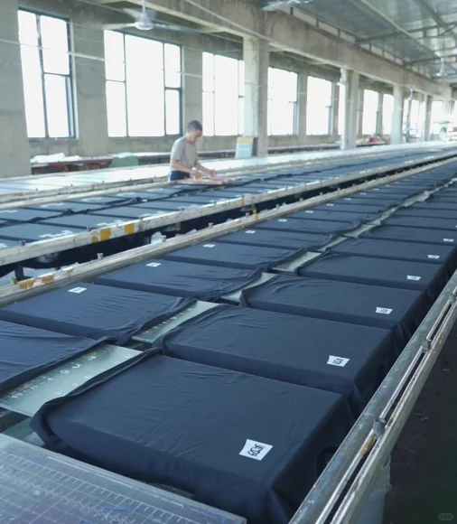 这是干啥?给美好火腿肠工作服上油漆呢叔~