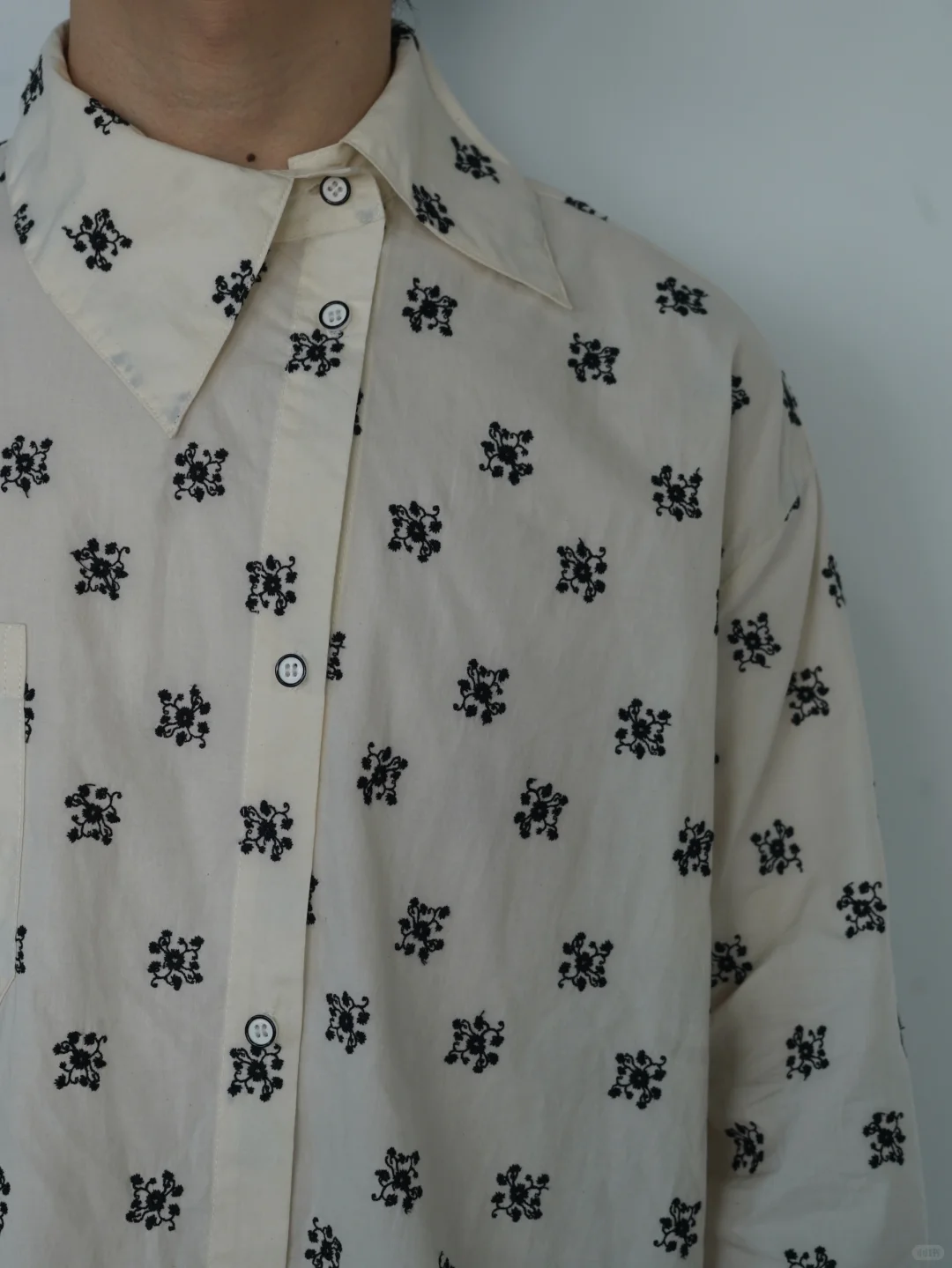 算是…复古又有设计感的一件衬衫吧