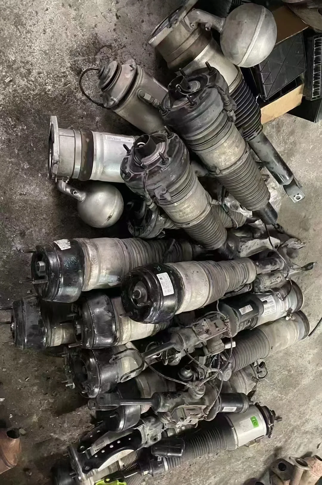 高价回收汽车旧件