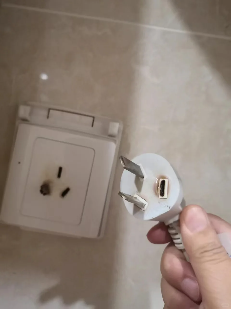 电热水器电路故障导致插头插座烧坏