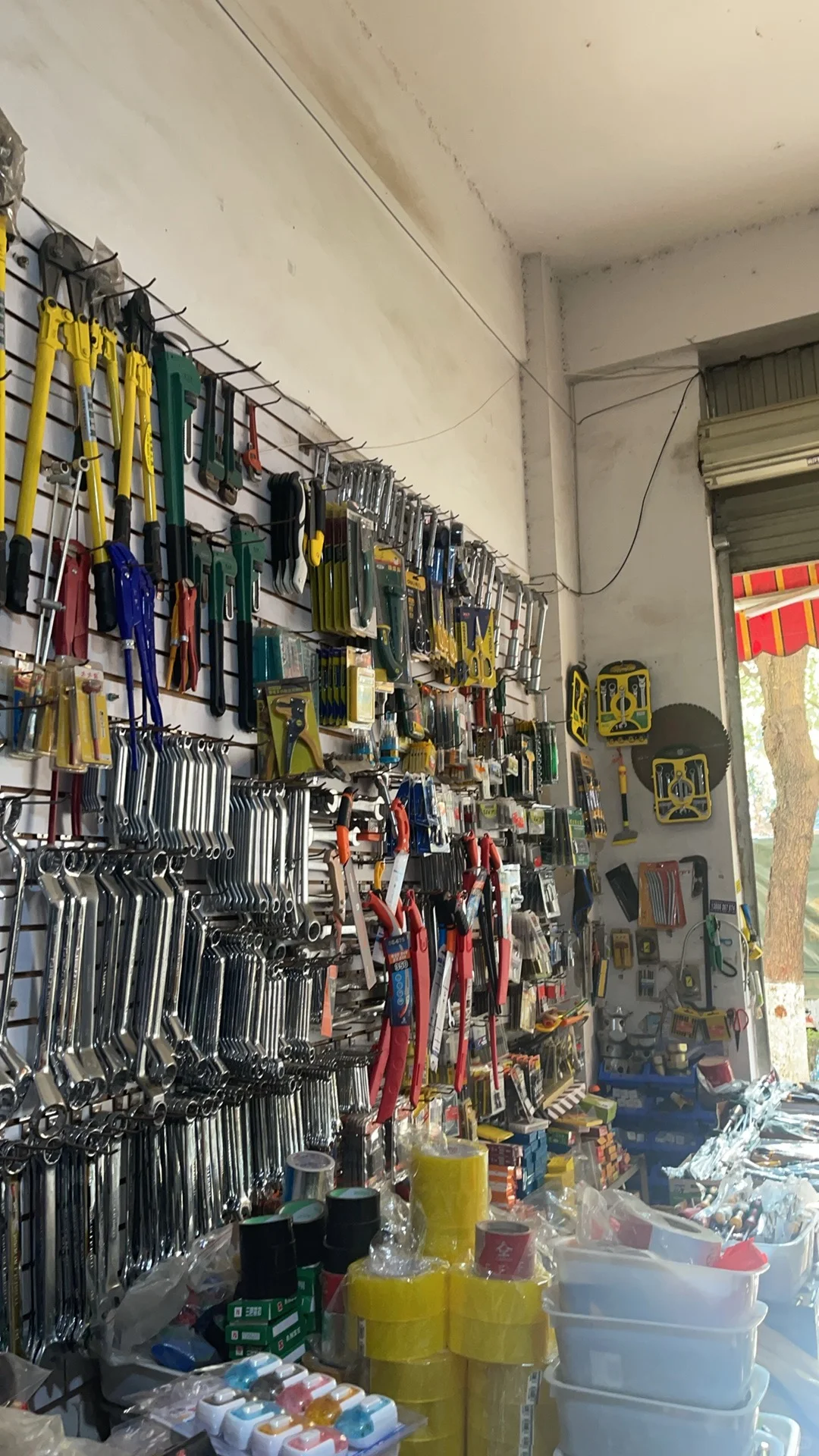 回家继承父母奋斗三四十年的五金店