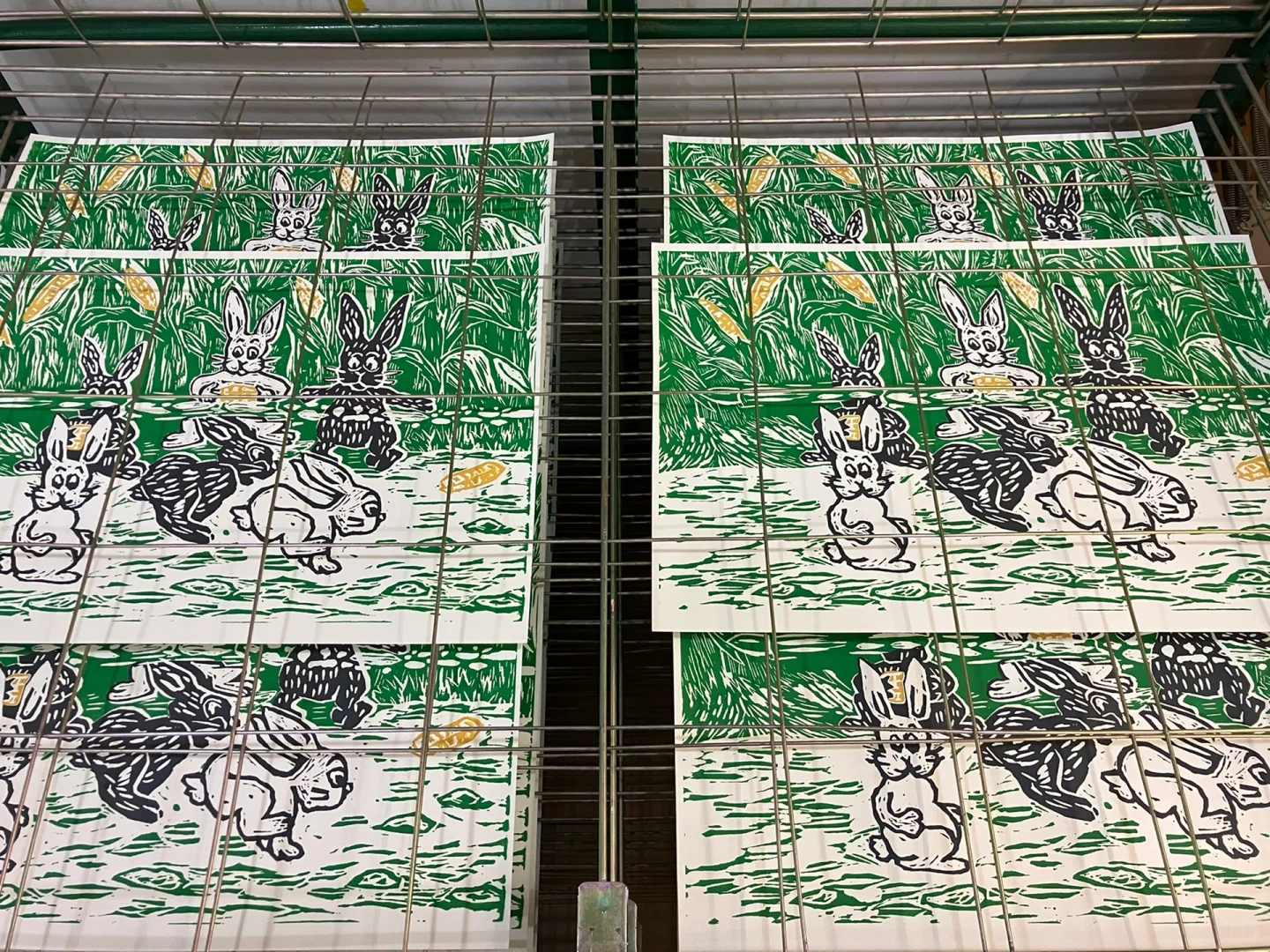 我做的小版画《偷玉米的兔子们》