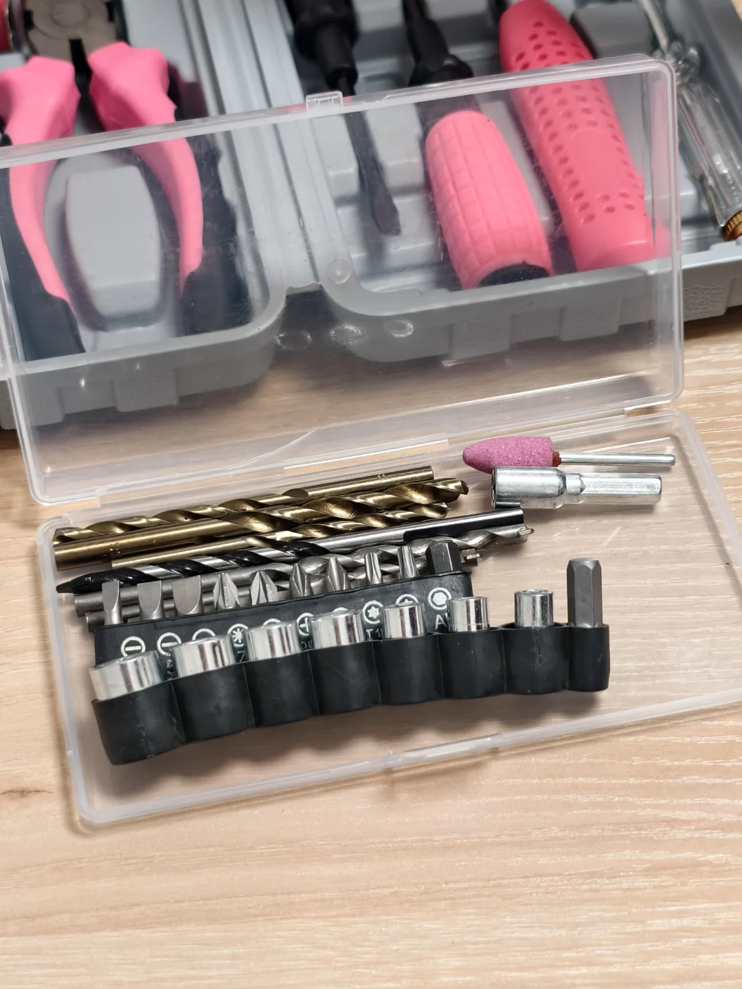 女生单手hold住的电钻！