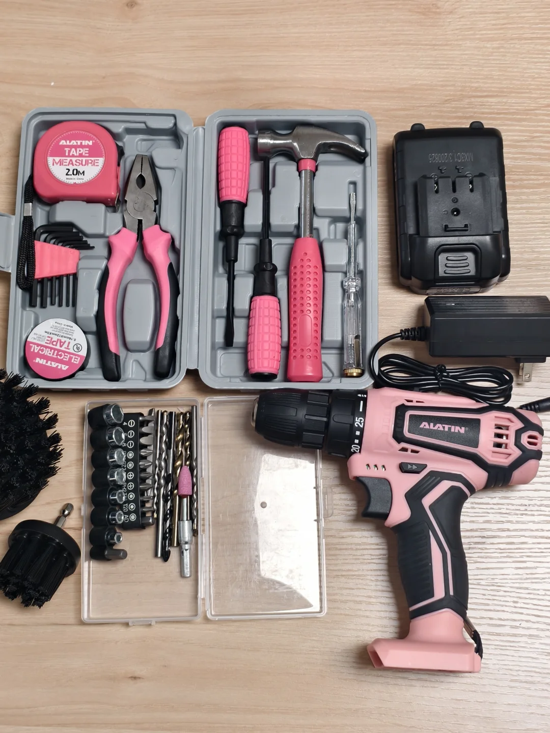 女生单手hold住的电钻！