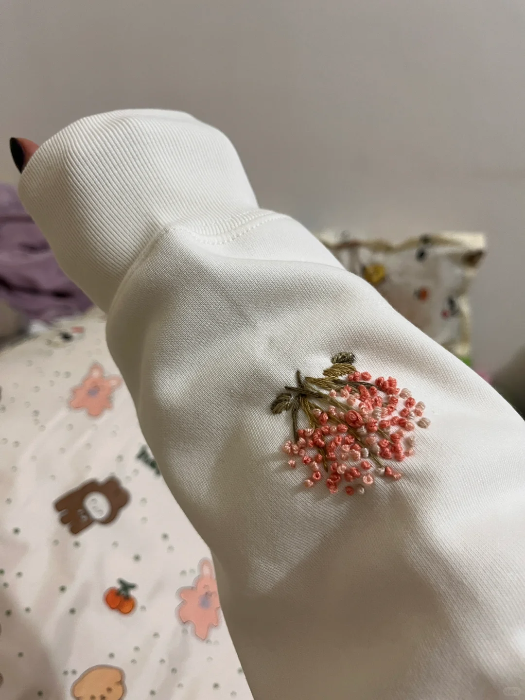 自己绣的袖口玫瑰花噂嘟好喜欢