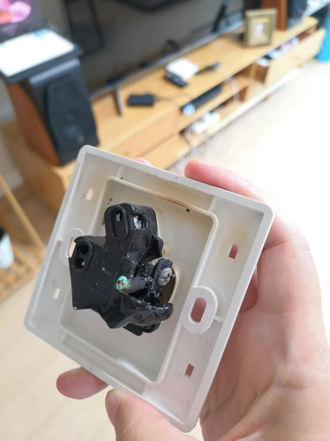 电热水器电路故障导致插头插座烧坏