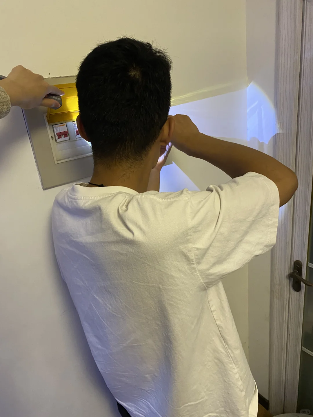 大晚上不睡觉自己换电闸