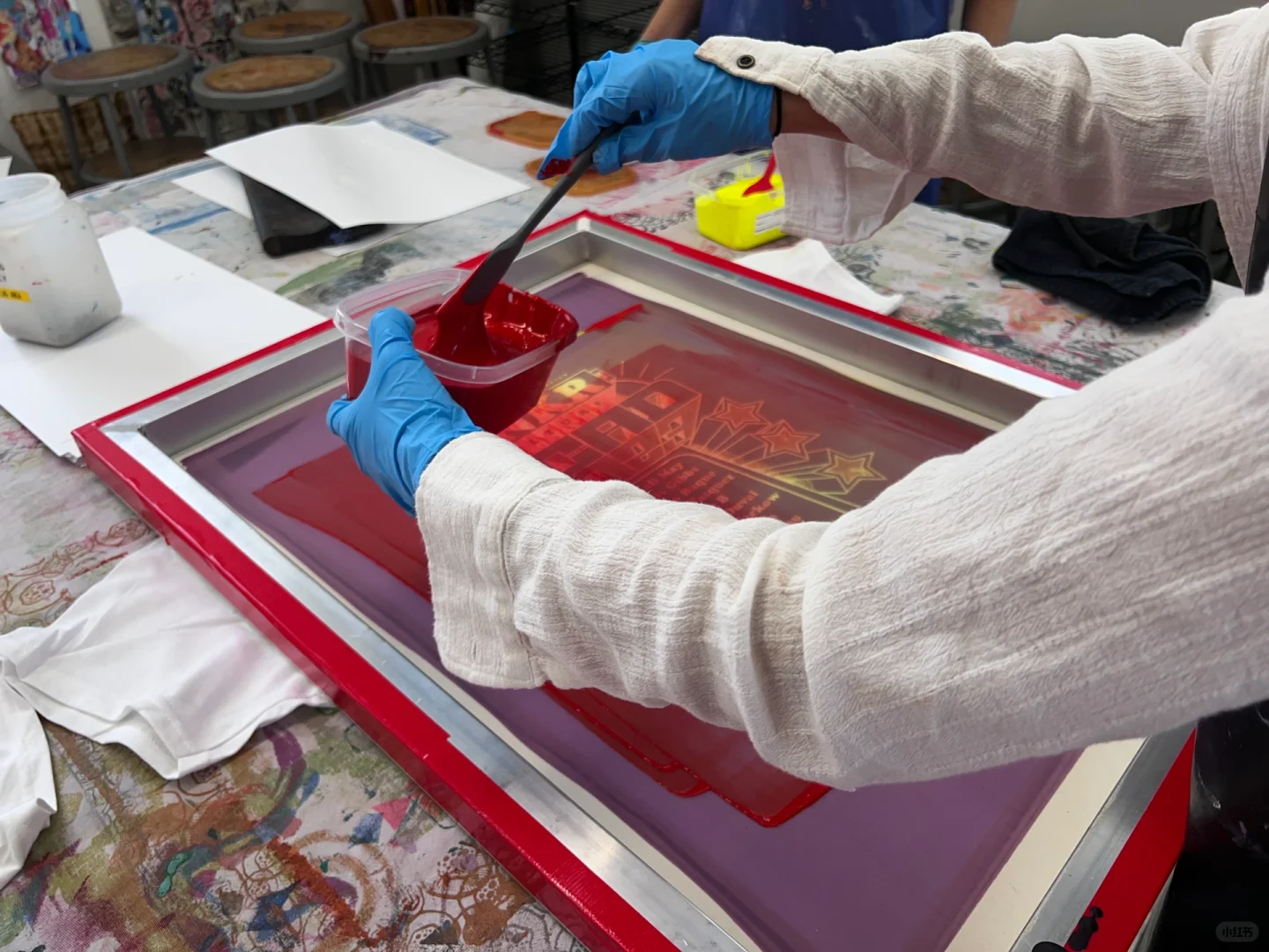 穿自己设计制作的丝网印和热转印T恤