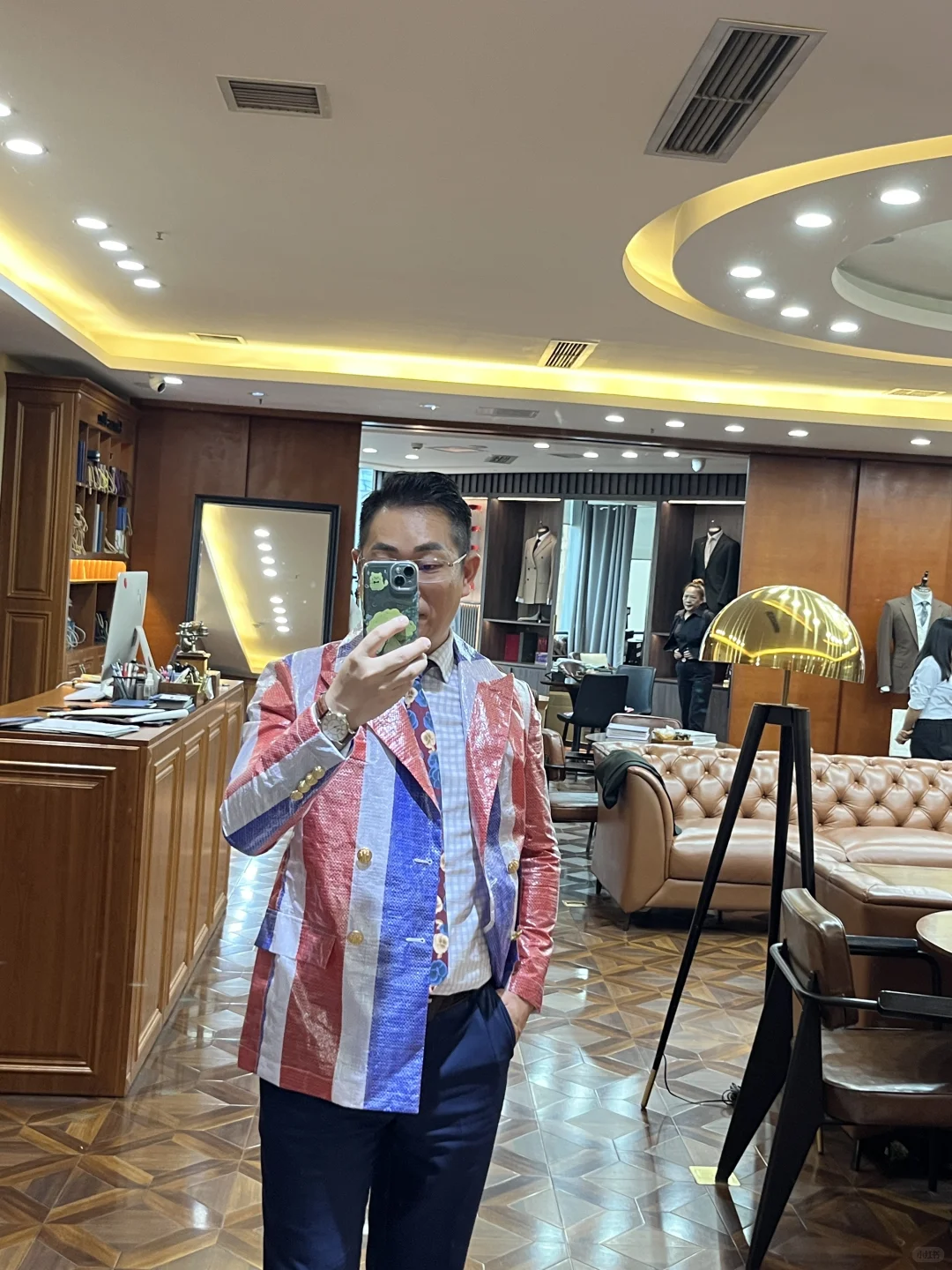 当量体师拿出了自己亲自做的西服…