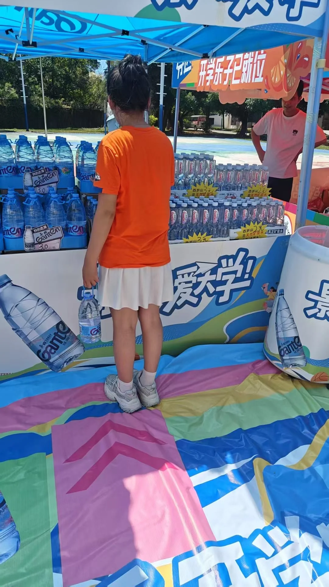 张家界矿泉水瓶装水饮料方便面八宝粥批发