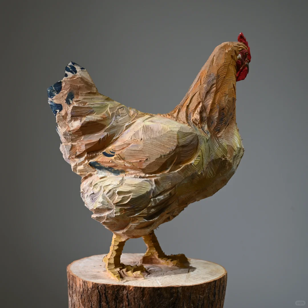 村里大娘说：谁家的鸡跳到小邓的木头上了