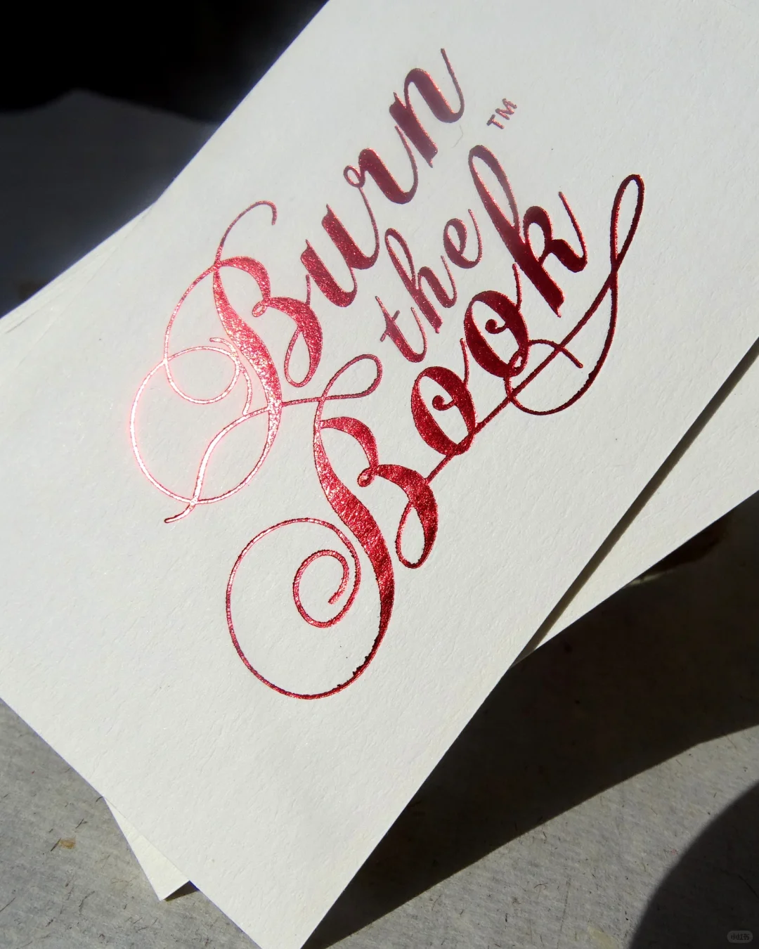 名片烫红金配压凹工艺，看上去就是热情飒爽