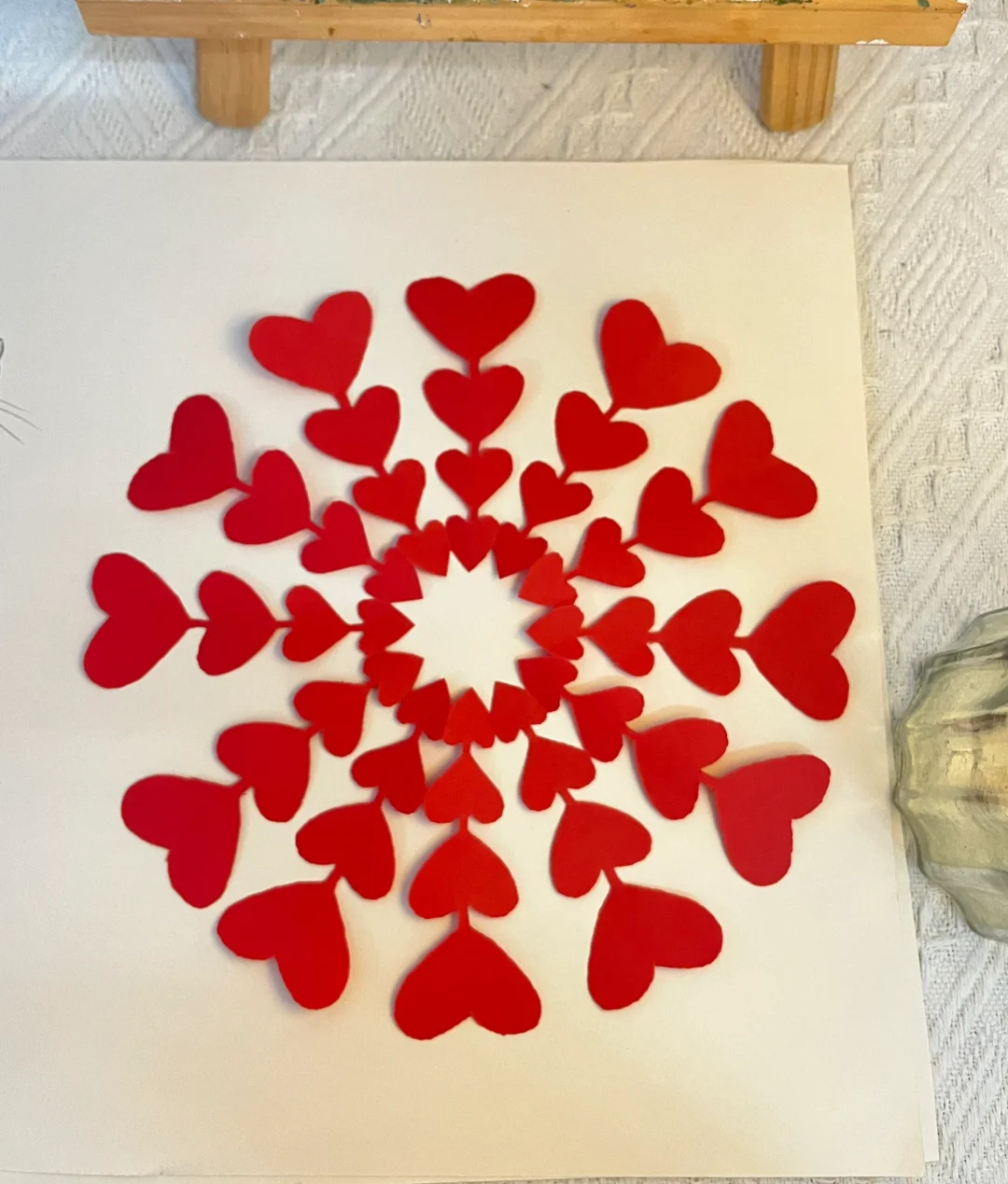 爱心发射窗花剪纸，超简单
