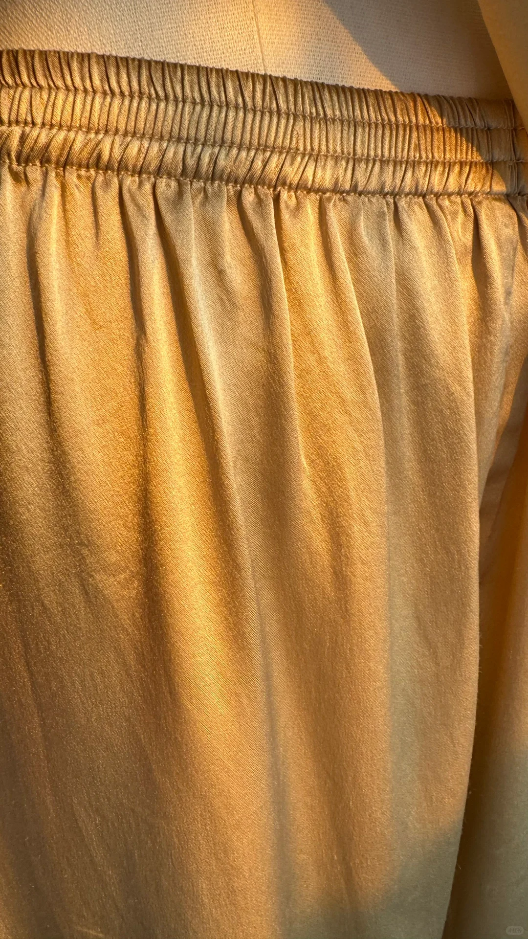 金色湖水般泛起粼粼波光！真丝素绉缎！