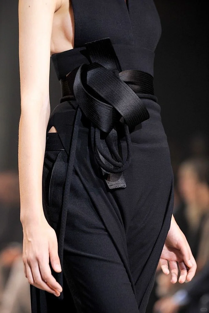 灵感笔记 | 不对称立体剪裁与面料质感