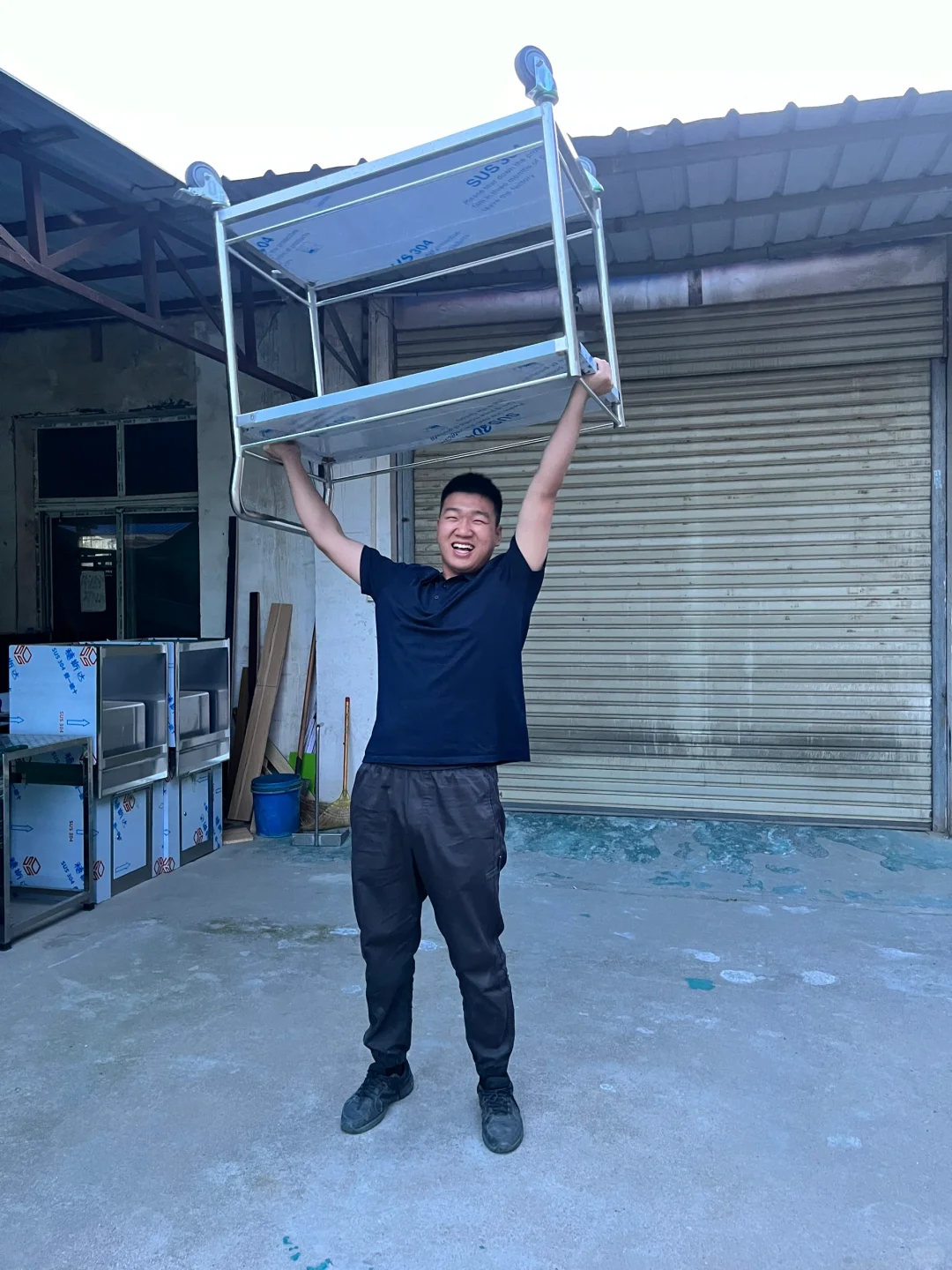 00后年轻小伙自己创业制作不锈钢