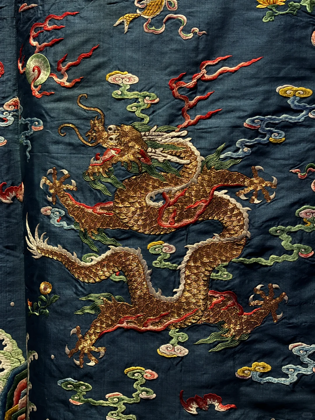 乾隆靛染工艺巅峰：只用三种蓝色的龙袍