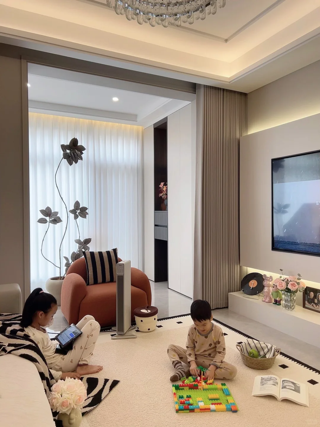 供暖空窗期，一台取暖器给足了娃的安全感～