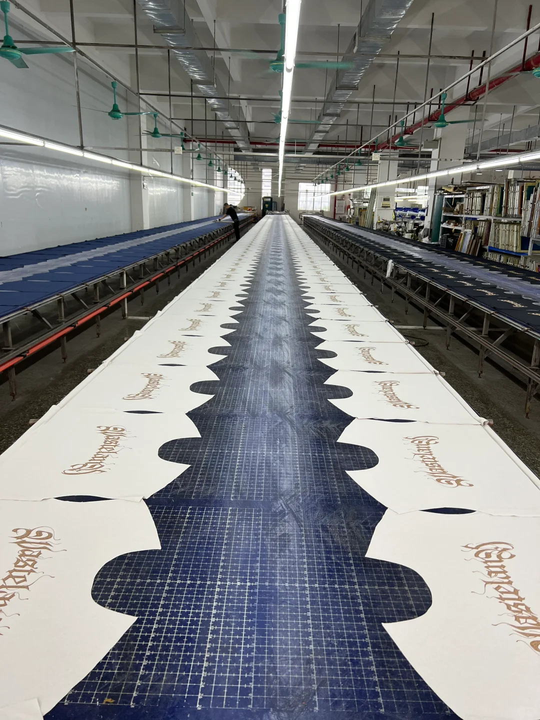 今日探访丝网印花厂，师傅正在做拉桨工艺