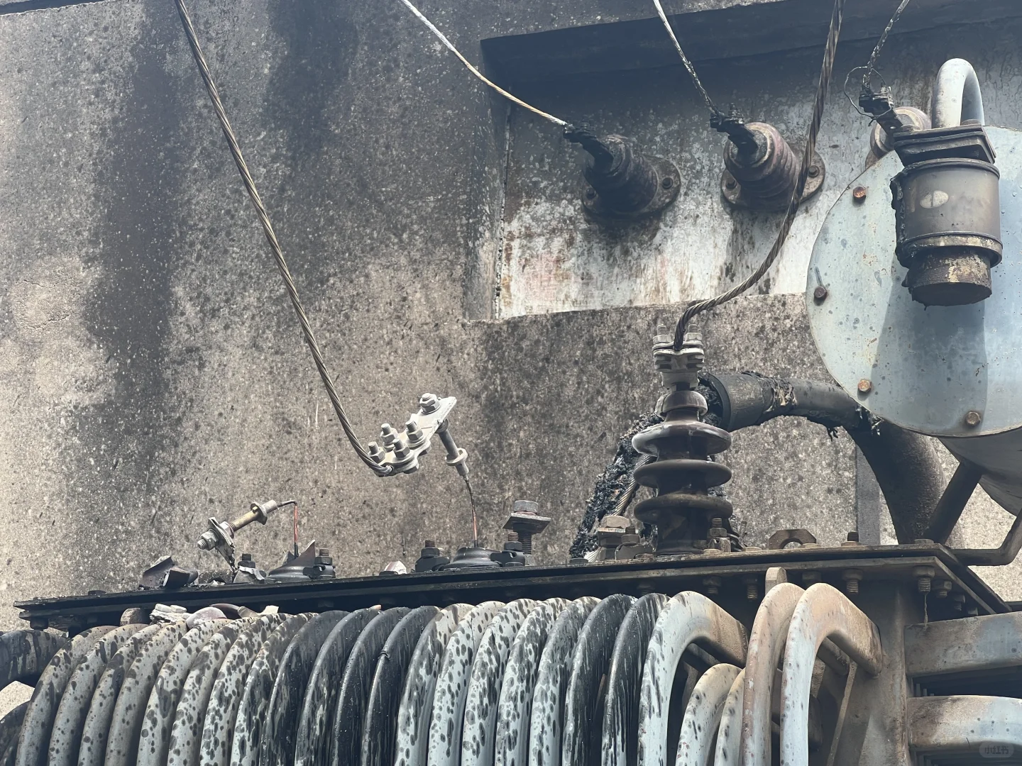 配电变压器长期重载运行，导致变压器喷油。