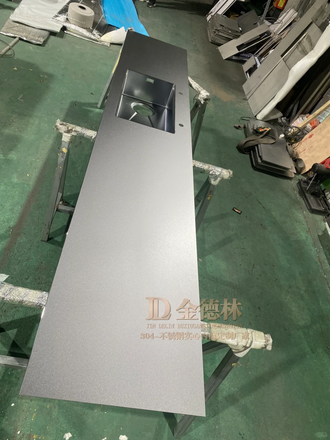 不锈钢台面越来越卷了...