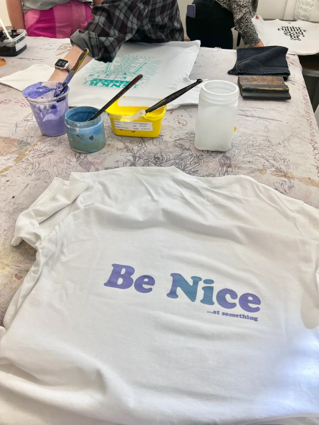 穿自己设计制作的丝网印和热转印T恤