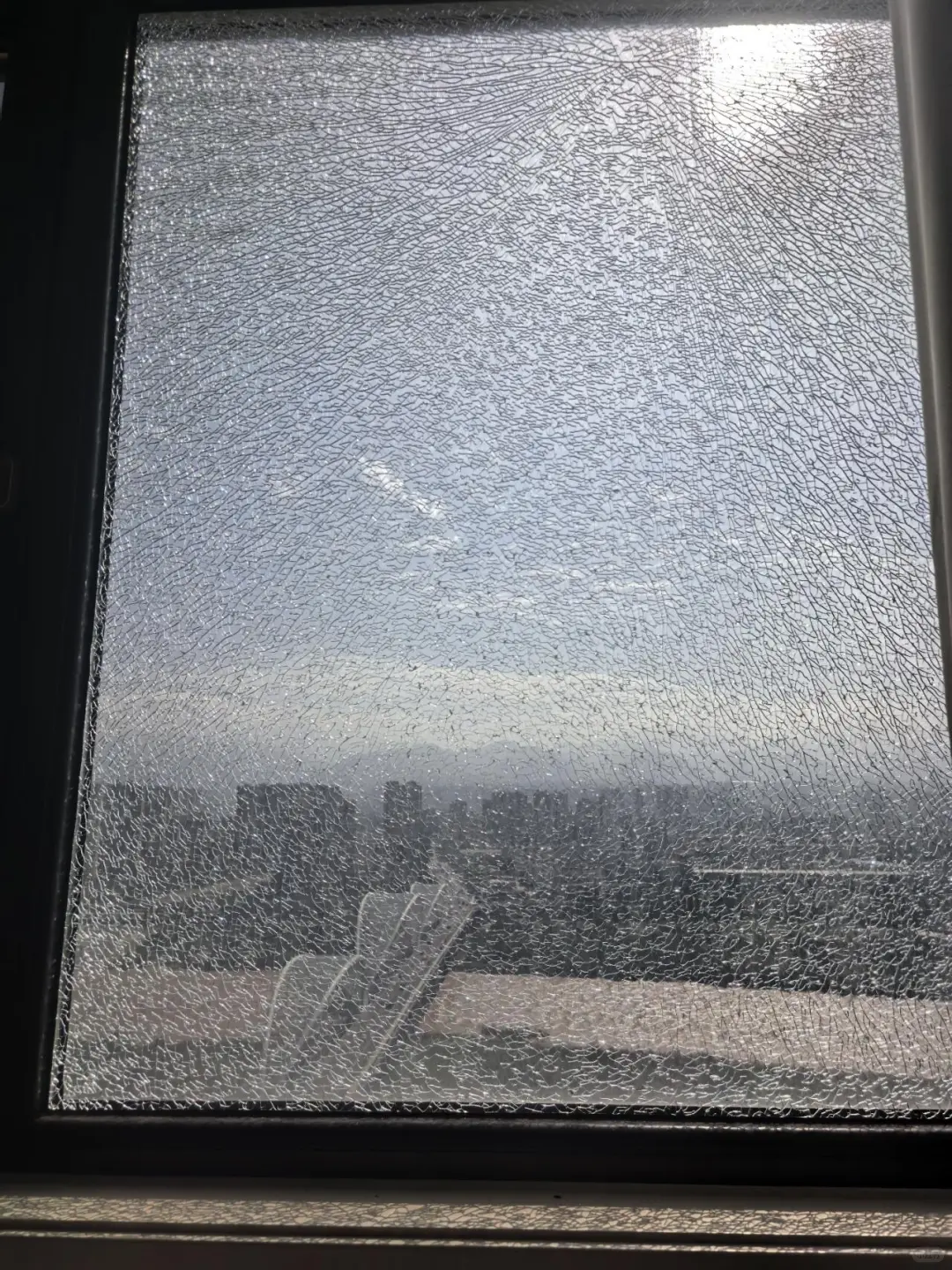 兴发铝材断桥铝门窗碎成万花筒