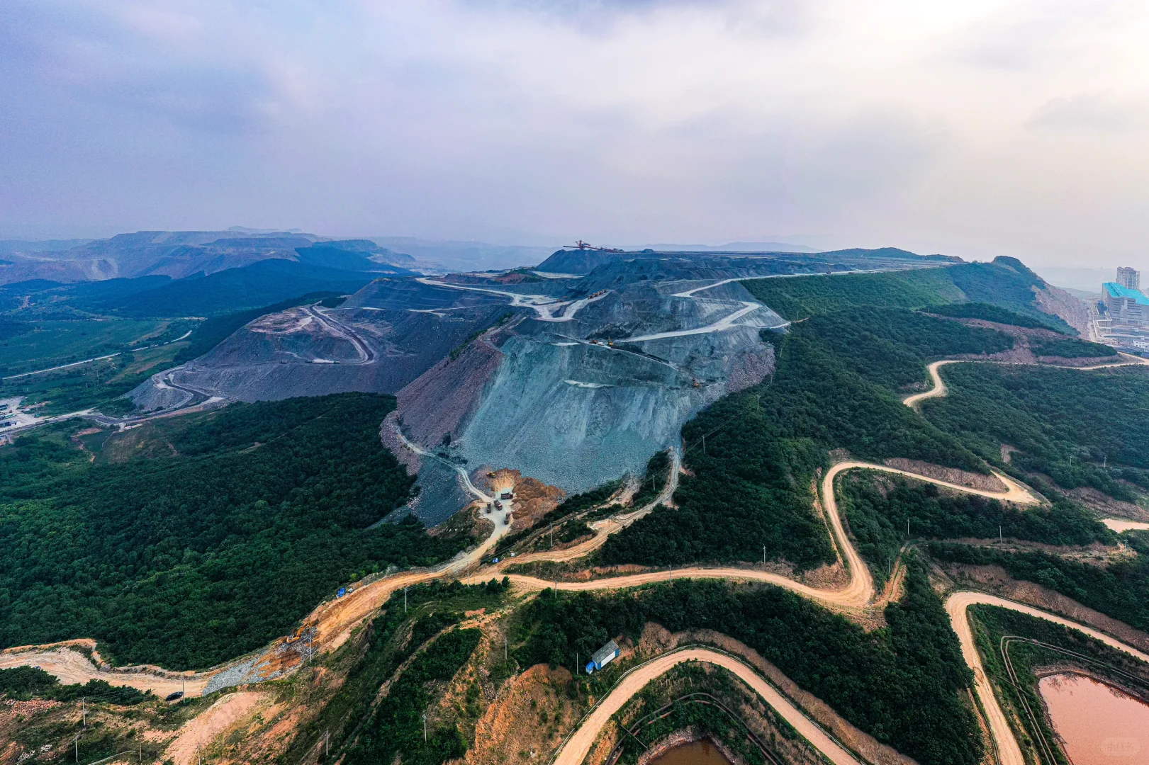 辽阳尾矿红色脉络