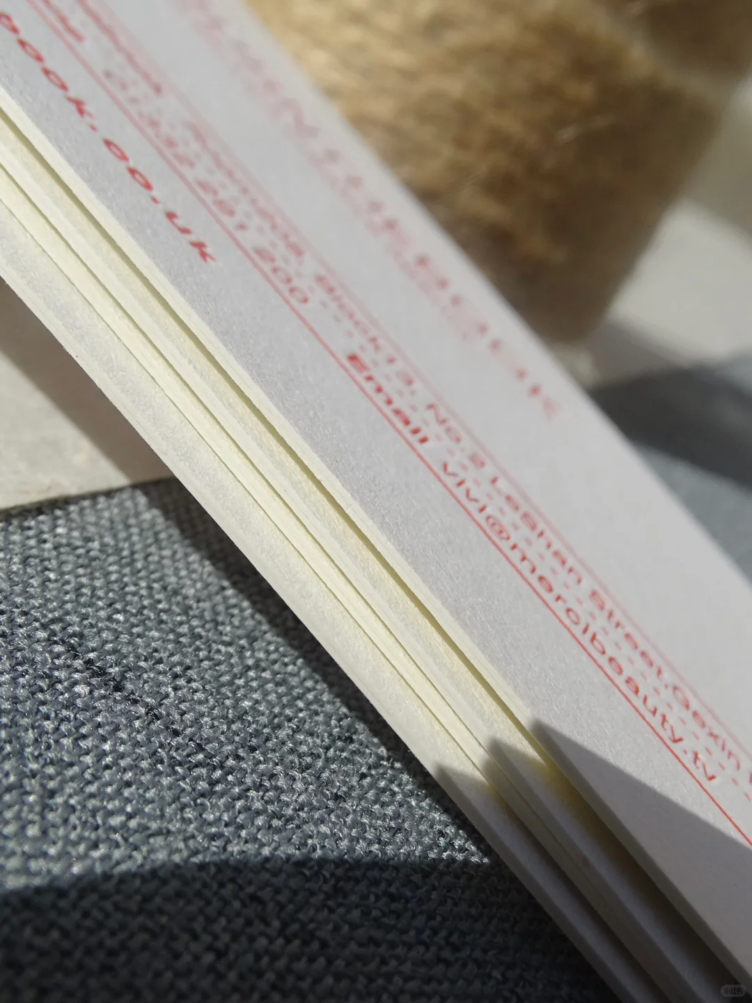 名片烫红金配压凹工艺，看上去就是热情飒爽