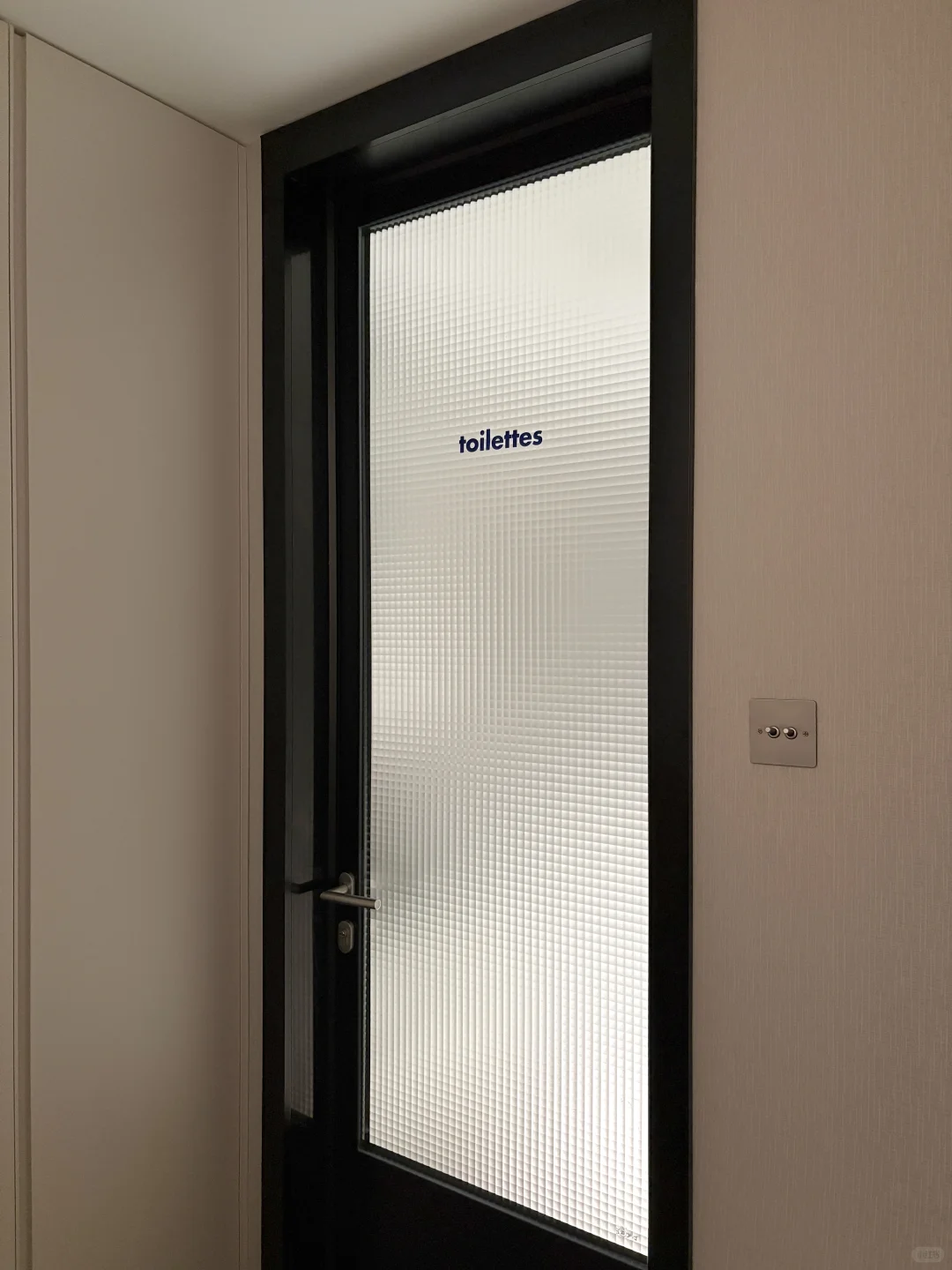 复刻柯布西耶小「黑」门 双方格油砂真的很美