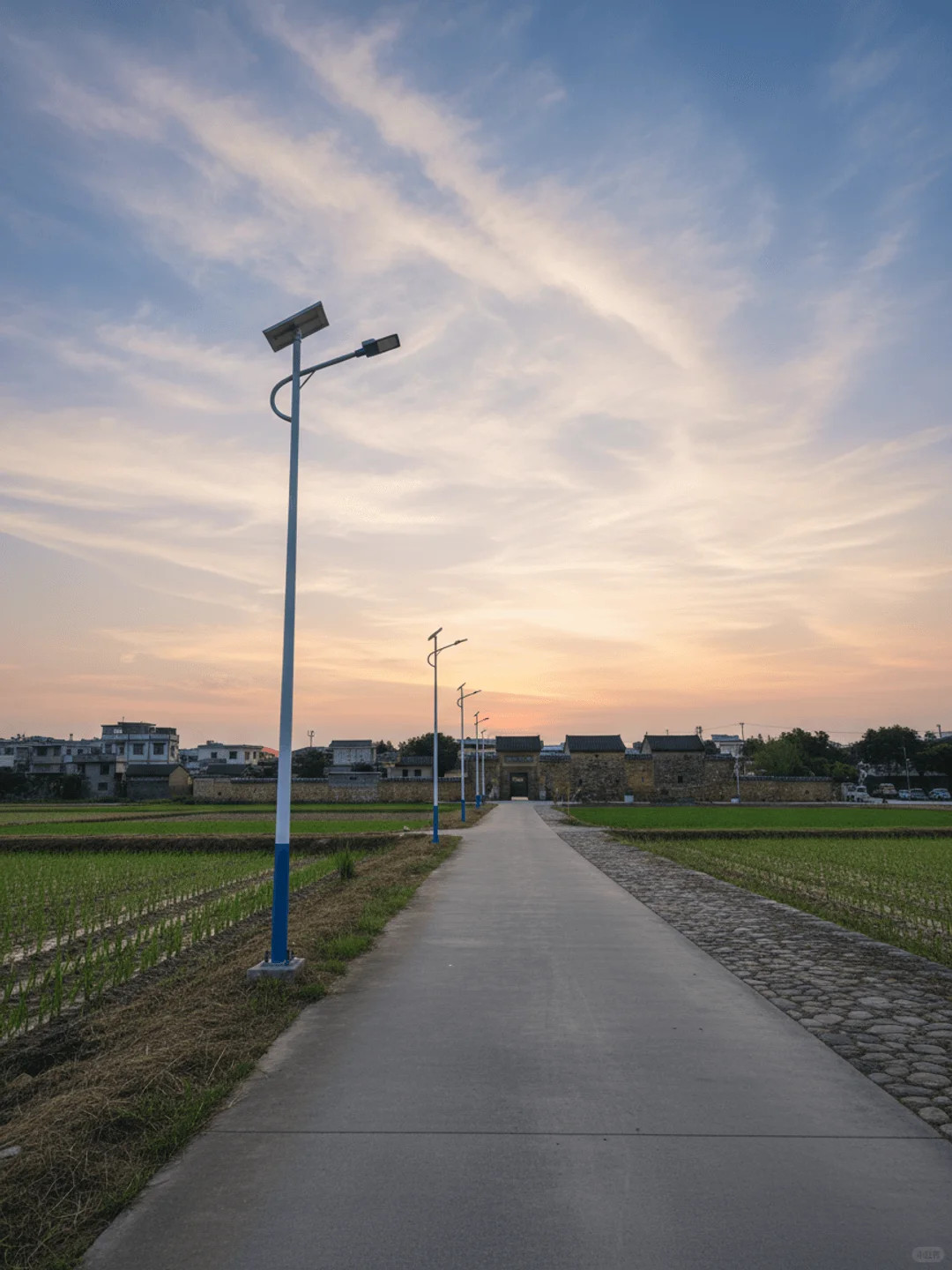 太阳能路灯在沿海村落零布线快速安装方案