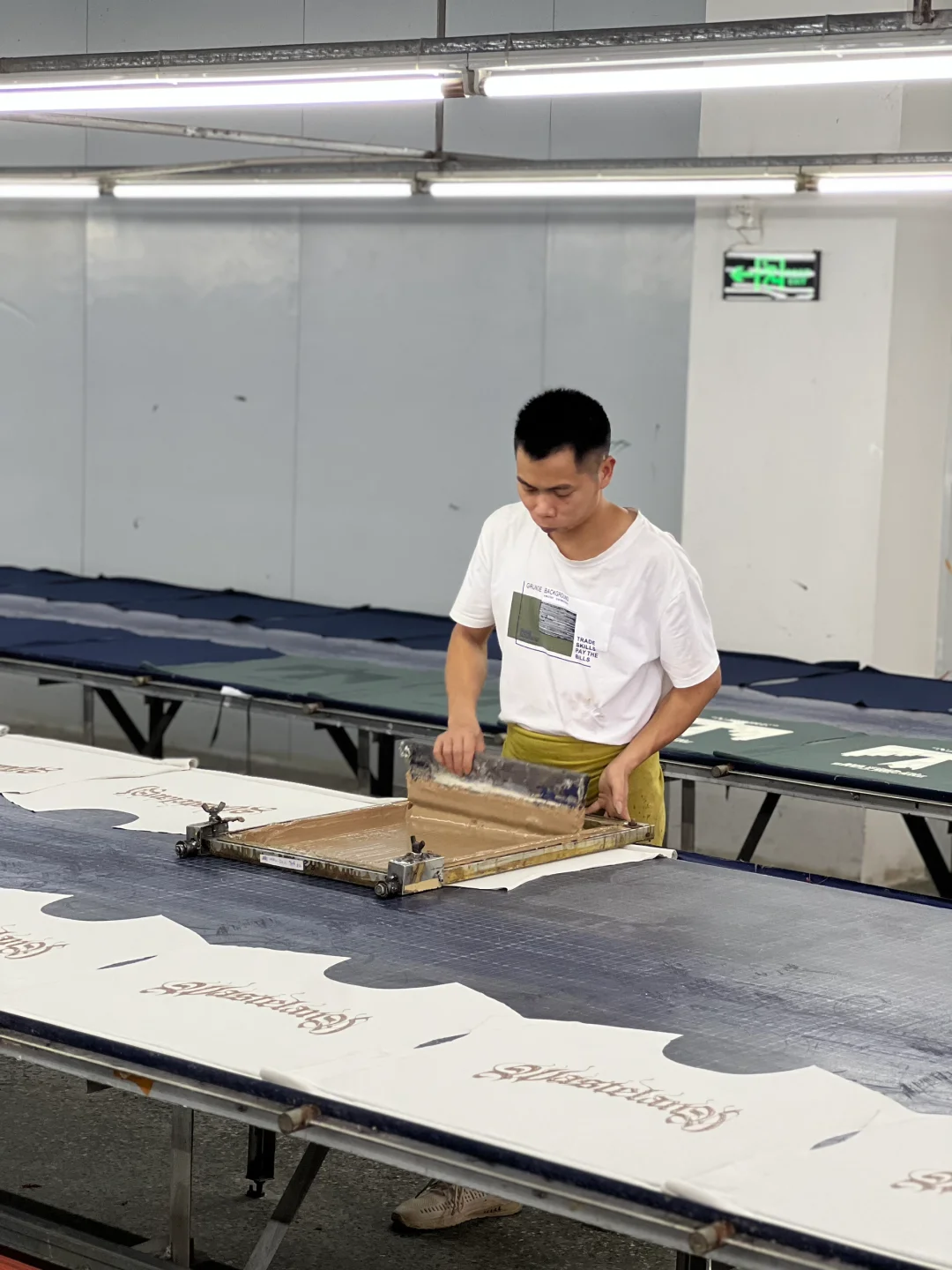 今日探访丝网印花厂，师傅正在做拉桨工艺